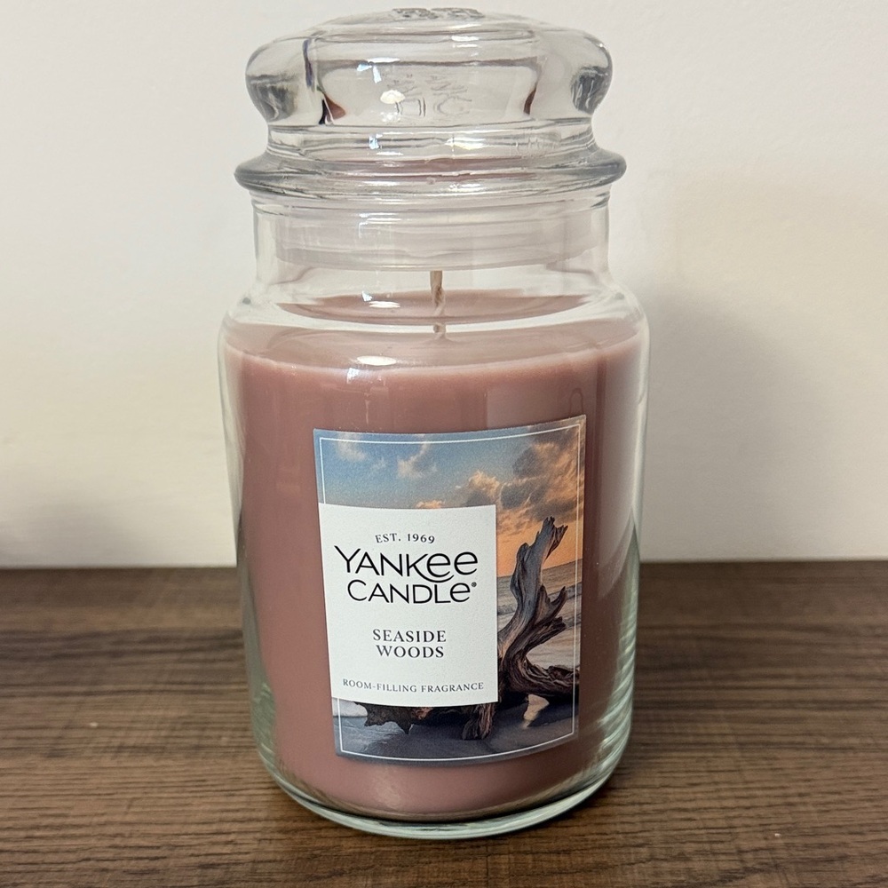 Yankee Candle Seaside Woods Jar Candle - Soft Pink - Picture 1 of 3